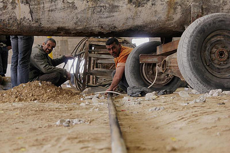 مع تفاقم أزمة الوقود والغاز أعداد كبيرة من أنابيب الغاز تتراكم في محطات في قطاع غزة