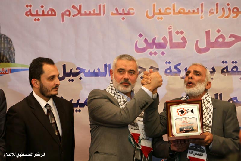 بحضور هنية المكتب الإعلامي الحكومي يكرم الشهداء والصحفيين المصابين بالعدوان الأخير على غزة