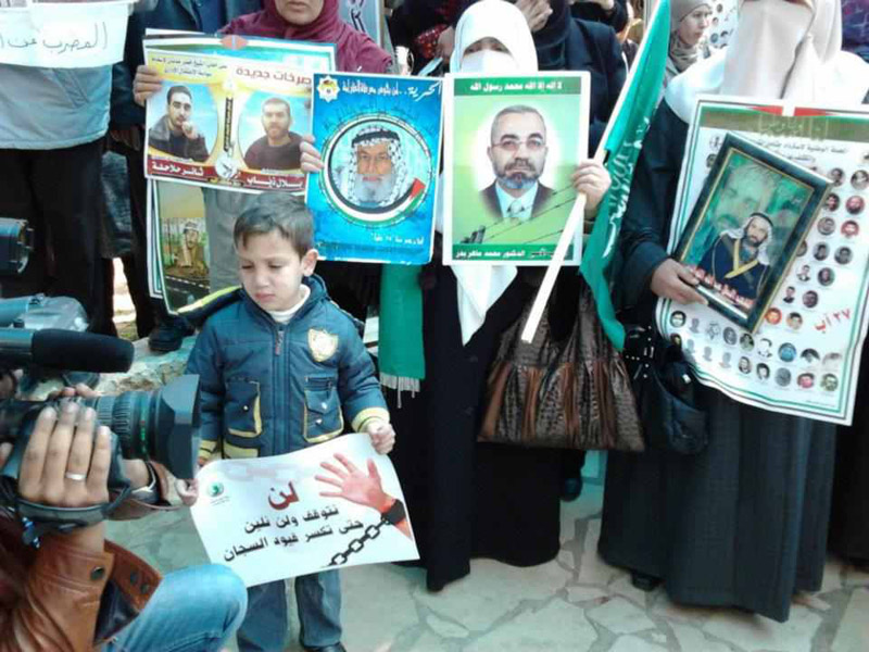صور اعتصام الخليل تضامناً مع هناء شلبي والأسرى المضربين عن الطعام في سجون الاحتلال