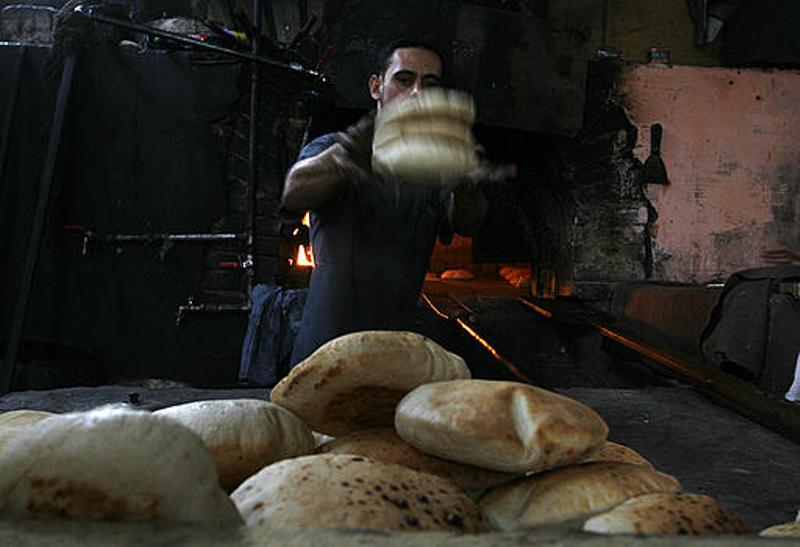الفلسطينيون يعودون للأفران القديمة لصناعة الخبز بعد تقليص كمية الغاز المدخلة لغزة