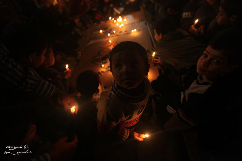 أطفال غزة يطالبون ثوار مصر بأن يغيثوا غزة وحل مشكلة الكهرباء