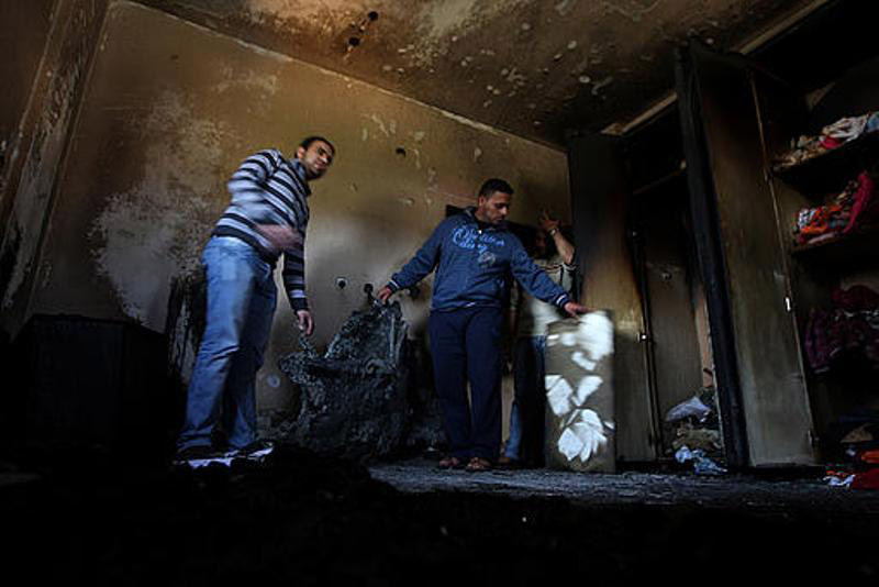صور منزل العائلة التي حرق منزلها في دير البلح وتفقد أبو العبد لهم‏