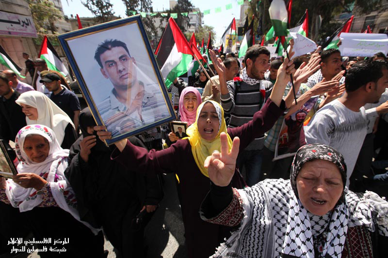 صور مسيرة حاشدة واعتصام أمام مقر الصليب الأحمر بغزة في ذكرى يوم الأسير الفلسطيني
