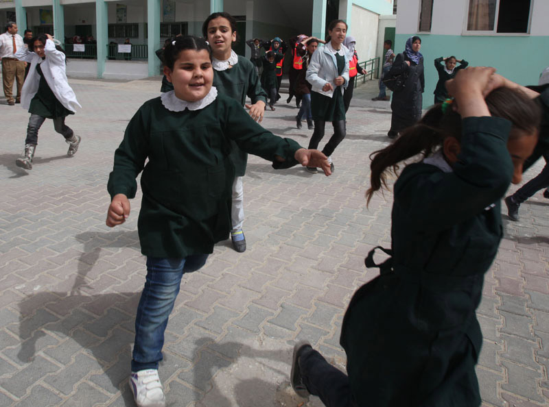 صور مناورة للدفاع المدني داخل أحد المدارس بغزة في حال شن هجون صهيوني على غزة