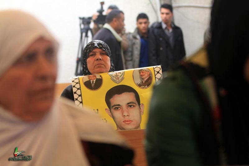 الاعتصام المتواصل لأهالي الأسرى داخل مقر الصليب الأحمر غزة