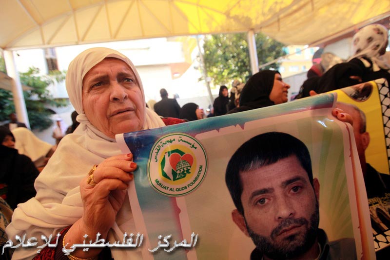 الاعتصام المتواصل لأهالي الأسرى دخل مقر الصليب الأحمر بغزة‏