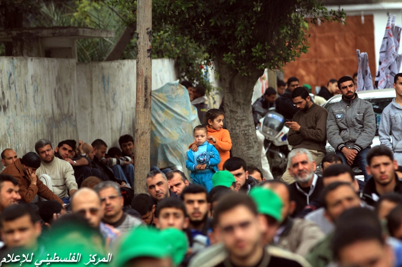 صلاة الجمعة امام مقر المفوض السامي بغزة تضامنا مع الاسرى المضربين عن الطعام