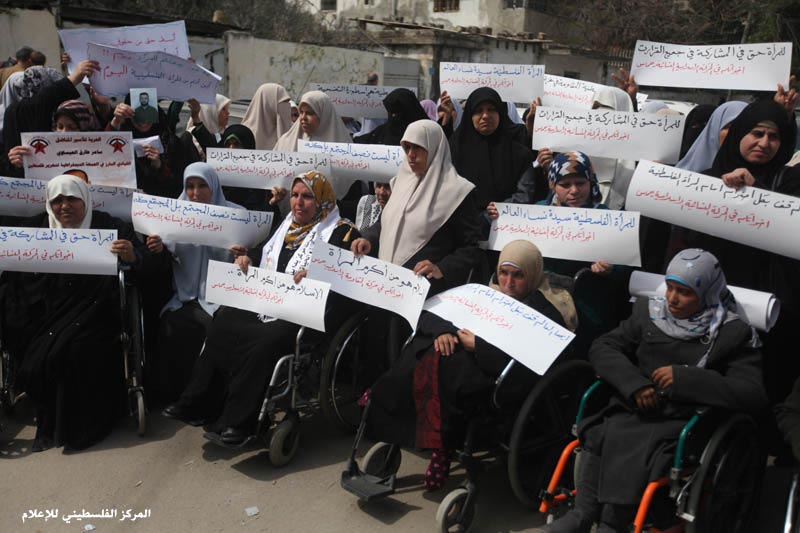 الحركة النسائية تنظم وقفة تضامن مع الأسري في يوم المرأة العالمي