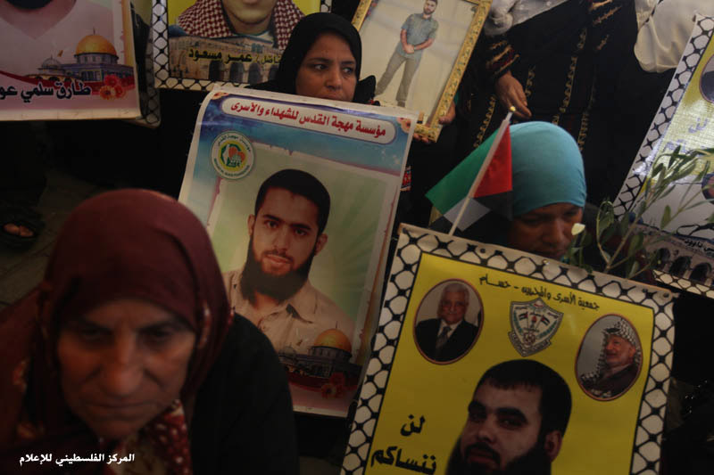 اعتصام أهالي الأسرى أمام مقر الصليب ومؤتمر صحفي للمركز الفلسطيني لحقوق الإنسان
