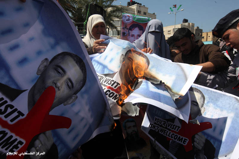 أهالي الأسرى يحرقون صور أوباما خلال تظاهرة رفضاً لزيارته لفلسطين