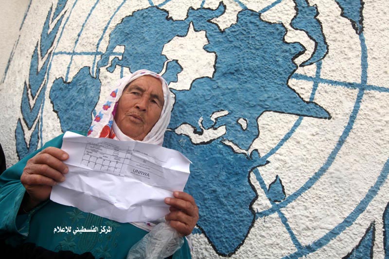 اعتصام للاجئين الفلسطينيين أمام مقر الأونروا احتجاجاً على تقليص المساعدات