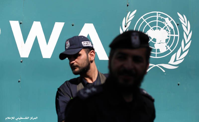 تواصل اعتصام اللاجئين الفلسطينيين أمام مقر وكالة الغوث بغزة للمطالبة باستئناف المساعدات المالية