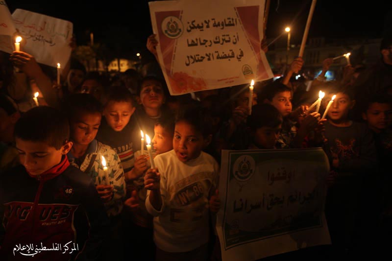اعتصام أطفال الأسرى بالشموع في مدينة غزة