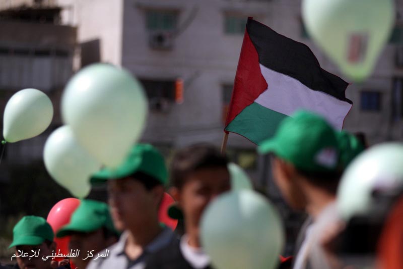 طلاب بغزة يطيرون بالونات تحمل أسماء الأسرى‏