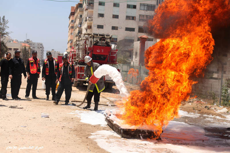 في غزة الدفاع المدني ينتج مادة الفوم الخاصة بإطفاء الحرائق