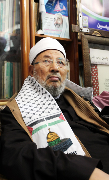 زيارة الشيخ القرضاوي لبيت الشهيد الشيخ أحمد ياسين