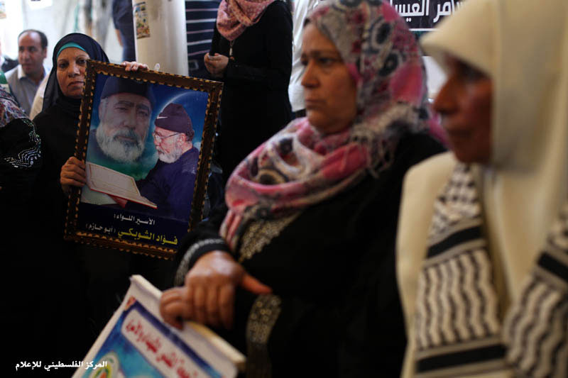 اعتصام أهالي الأسرى أمام مقر الصليب الأحمر بغزة