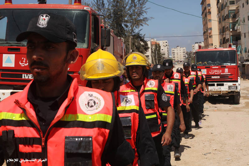 مناورة لجهاز الدفاع المدني حول استخدام مادة الفوم لإطفاء الحرائق بحضور وزير الداخلية فتحي حماد