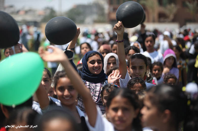 مخيمات جيل العودة ترسم خارطة فلسطين ويرفعون بالونات بالهواء بلون العلم الفلسطيني