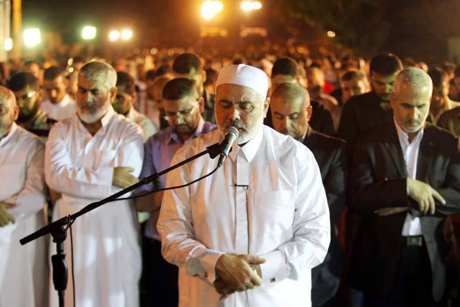 تضامنا مع الأسير عبدالله البرغوثي رئيس الوزراء اسماعيل هنية يؤدي صلاة التراويح أمام مكتب المندوب الس