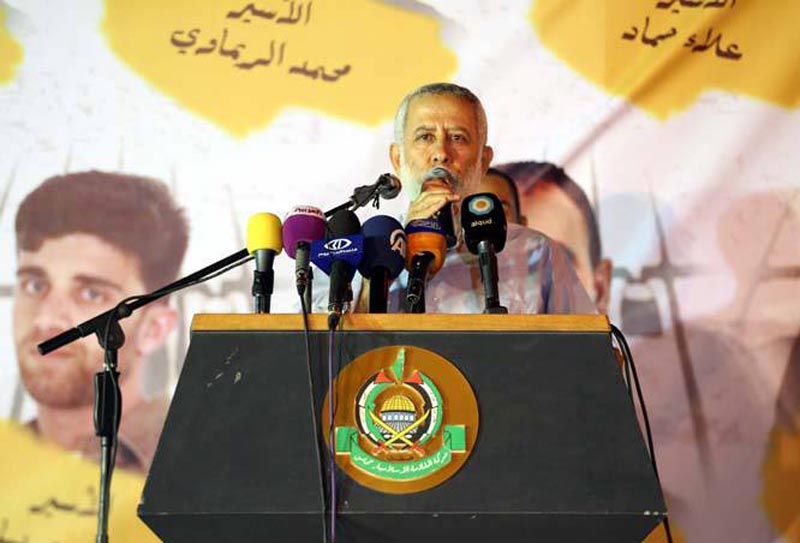 تضامنا مع الأسرى المضربين عن الطعام رئيس الوزراء إسماعيل هنية يؤدي صلاة التراويح