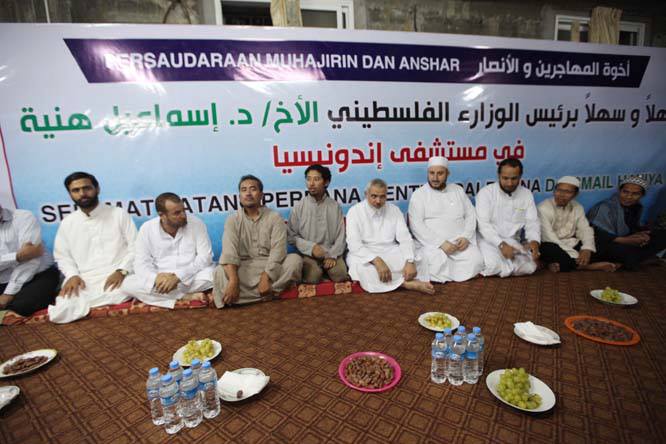 رئيس الوزراء هنية يزور العمال الاندونيسيين في المستشفى الاندونيسي ويصلي التراويح بمسجد الخلفاء شمال