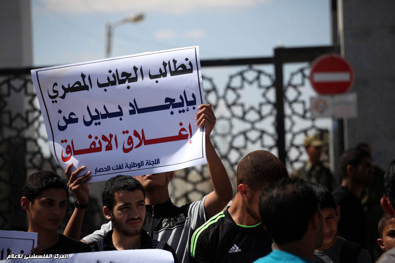 اعتصام للطلاب العالقين أمام معبر رفح للمطالبة بفتحه