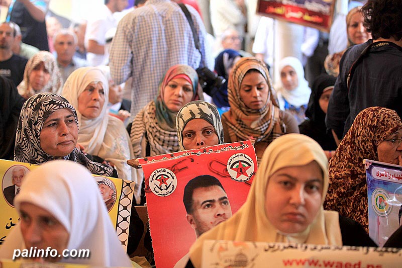 الاعتصــــــام الأسبــوعـي لأهالي الأســــــرى أمـــــــام مقــــر الصـــليب الأحمــــر