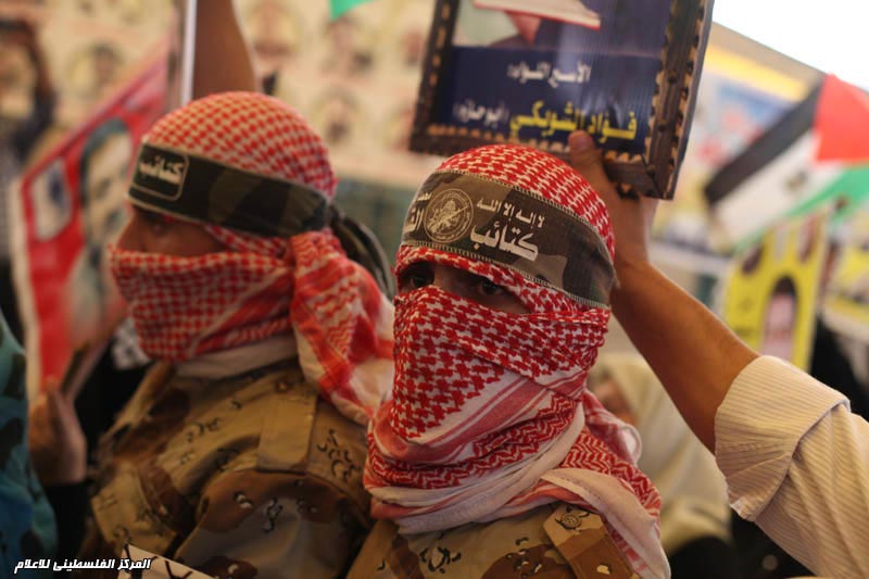 كتائب القسام تشارك أهالي الأسرى اعتصامهم في مقر الصليب الأحمر في ذكرى وفاء الأحرار الثانية