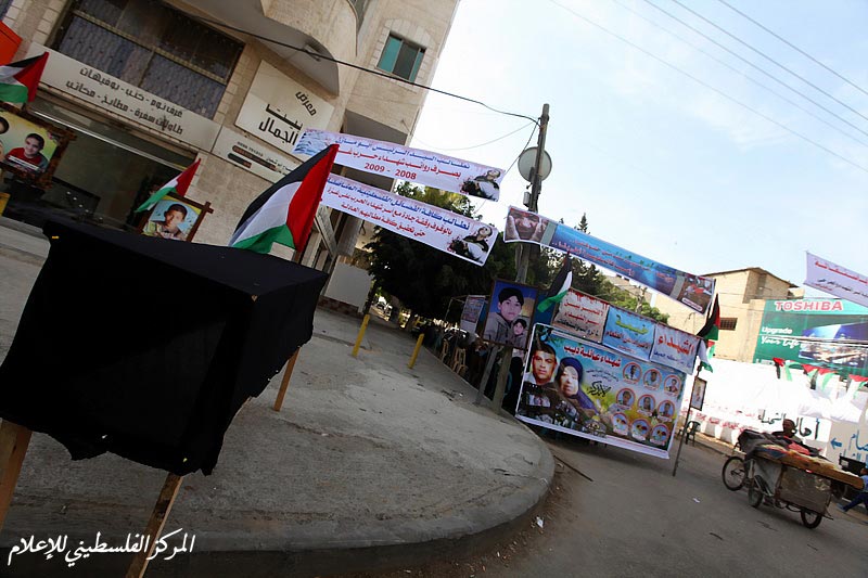 خيمة إضراب عن الطعام لأهالي شهداء حرب الفرقان والسجيل يطالبون أبو مازن بإعطائهم مستحقات أبنائهم
