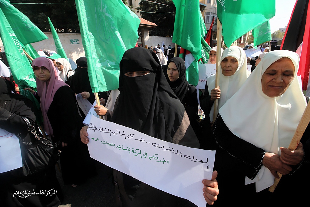 وقفة تضامنية للحركة النسائية في حركة حماس امام مقر الصليب الاحمر بغزة بعنوان :: الحرية تنتصر::‏