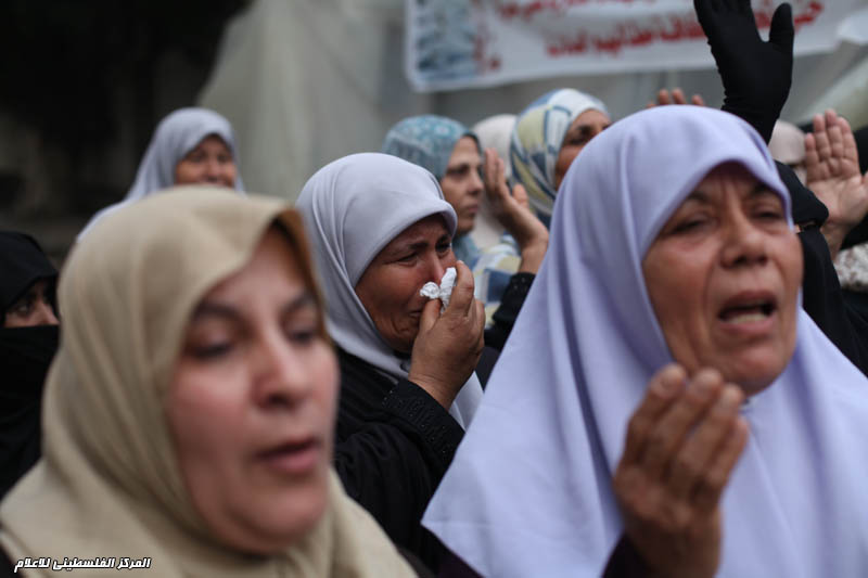 أهالي الشهداء حاولوا الانتحار بسبب قطع رواتبهم من قبل السلطة في رام الله
