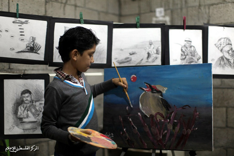 محمد قريقع صبي فلسطيني يرسم اللوحات والأعمال الفنية في غرفة نومه منذ طفولته عندما كان 5 أعوام‏