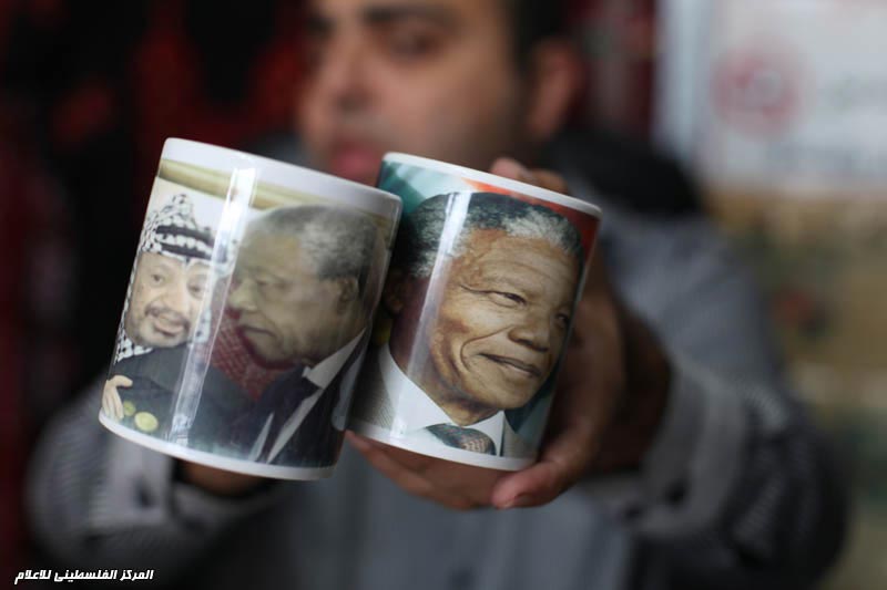 متجر بغزة يعرض كوب رسم عليه صورة الزعيم الراحل نيلسون مانديلا