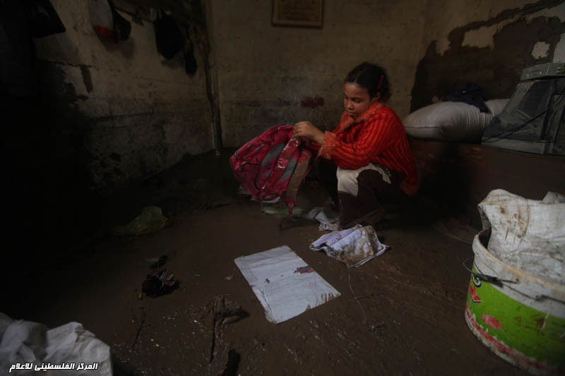 عائلات تتفقد منازلها بعد الفيضان الذي ضرب غزة قبل أيام