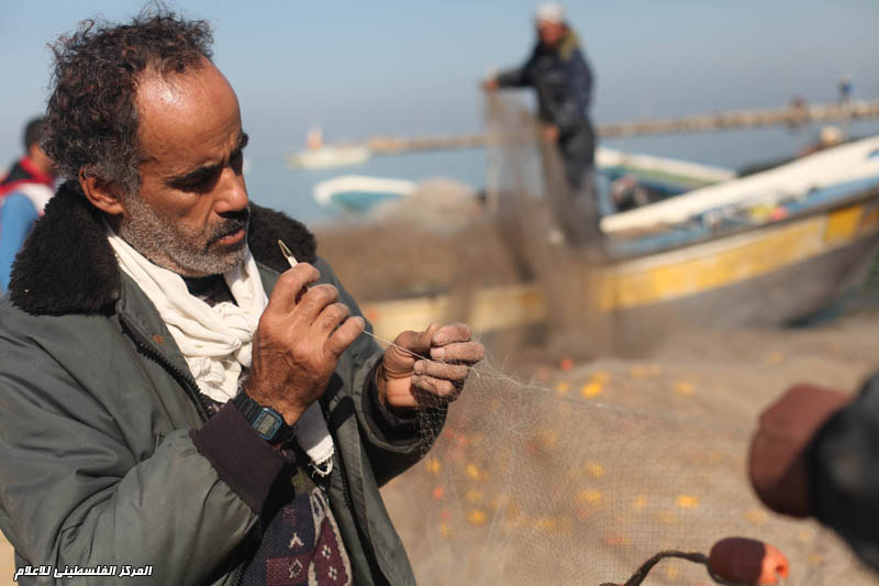 صيادين يعملون داخل ميناء غزة
