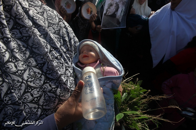 الحركة النسائية بغزة تنظم وقفة تضامن مع مخيم اليرموك امام المفوض السامي لحقوق الانسان