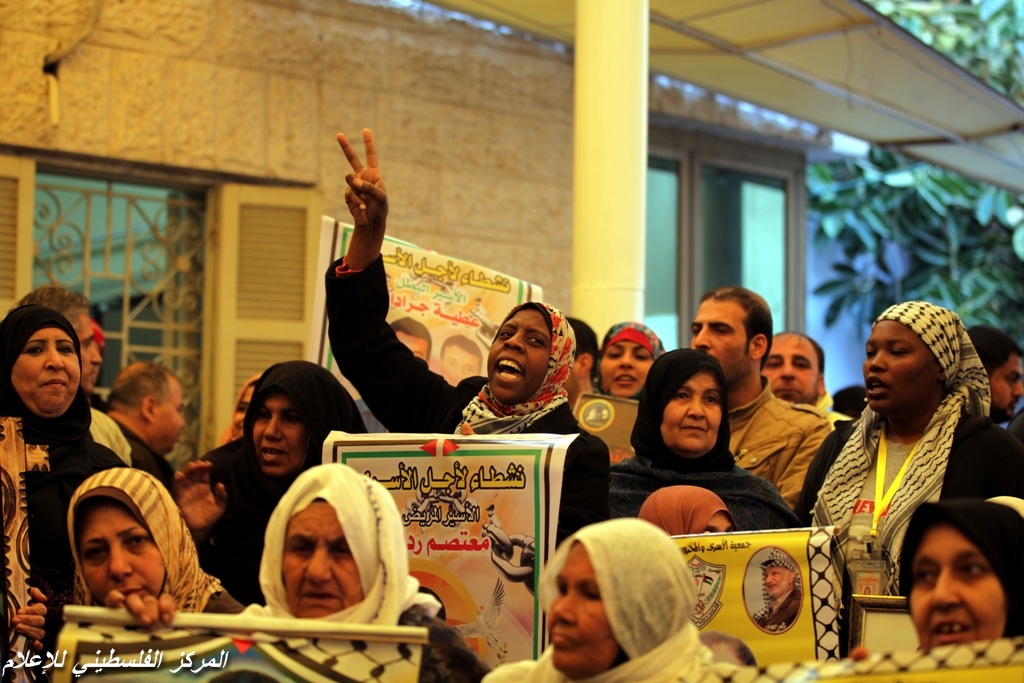 اعتصام الدائم اهلي الاسرى داخل مقر الصليب الاحمر للمطالبة بالافراج عن ابنائهم من سجون الاحتلال‏