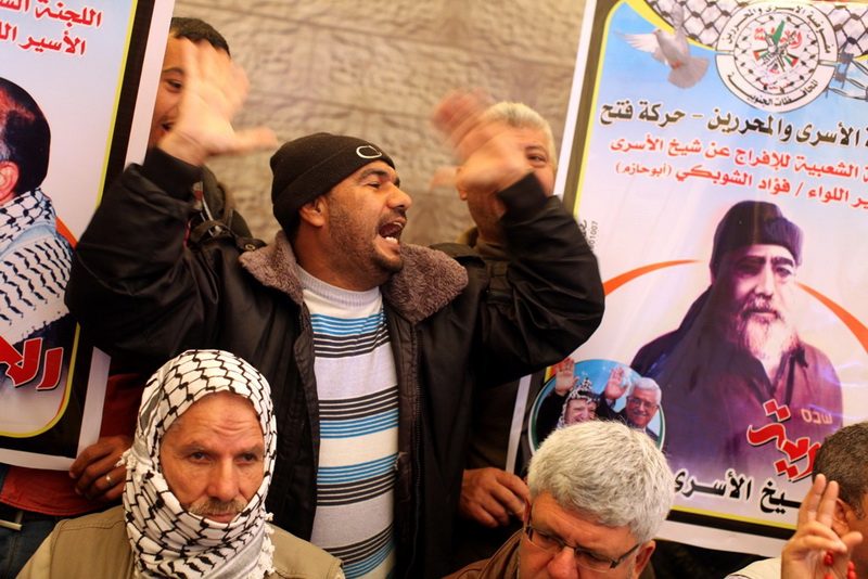 اعتصام أهالي الأسرى أمام مقر الصليب الأحمر يقطاع غزة