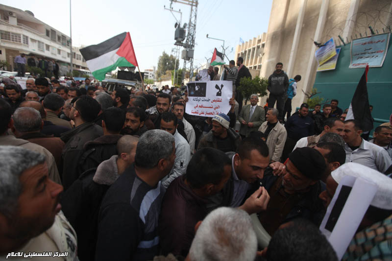 اعتصام اللاجئين الفلسطينيين أمام مقر الاونروا بغزة ضد تقليصات وكالة الغوث