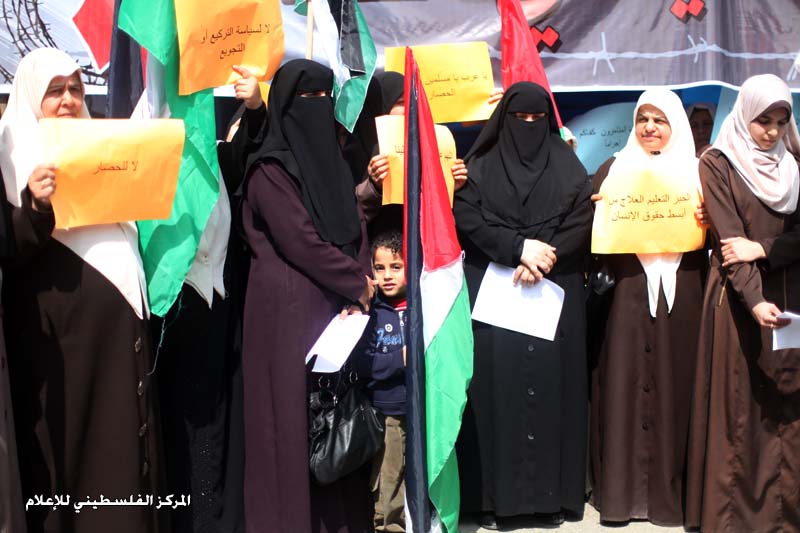 اعتصام نسائي امام السفارة المصرية تطالب بفتح معبر رفح البري