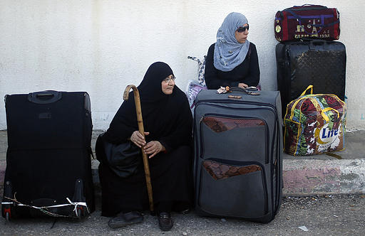 معاناة المسافرين على معبر رفح بعد اعلان مصر السماح لهم بالسفر