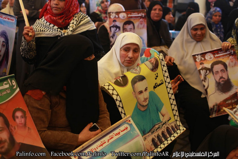 اعتصام أهالي الأسرى داخل السجون الصهيونية أمام مقر الصليب الاحمر بغزة