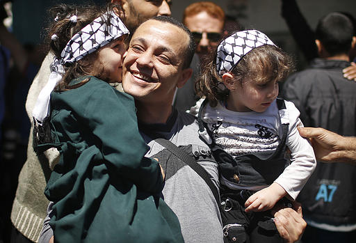 وزارة الداخلية بغزة تفرج عن معتقلين من فتح وذلك في اطار جهود المصالحة الفلسطينية