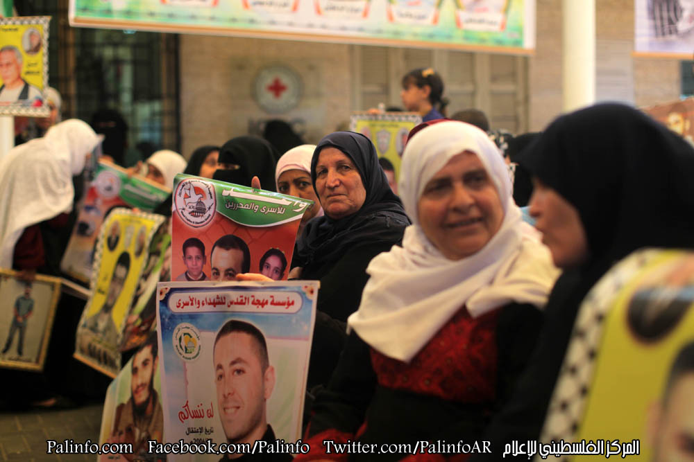 اعتصام أهالي الأسرى داخل مقر الصليب الأحمر بقطاع غزة