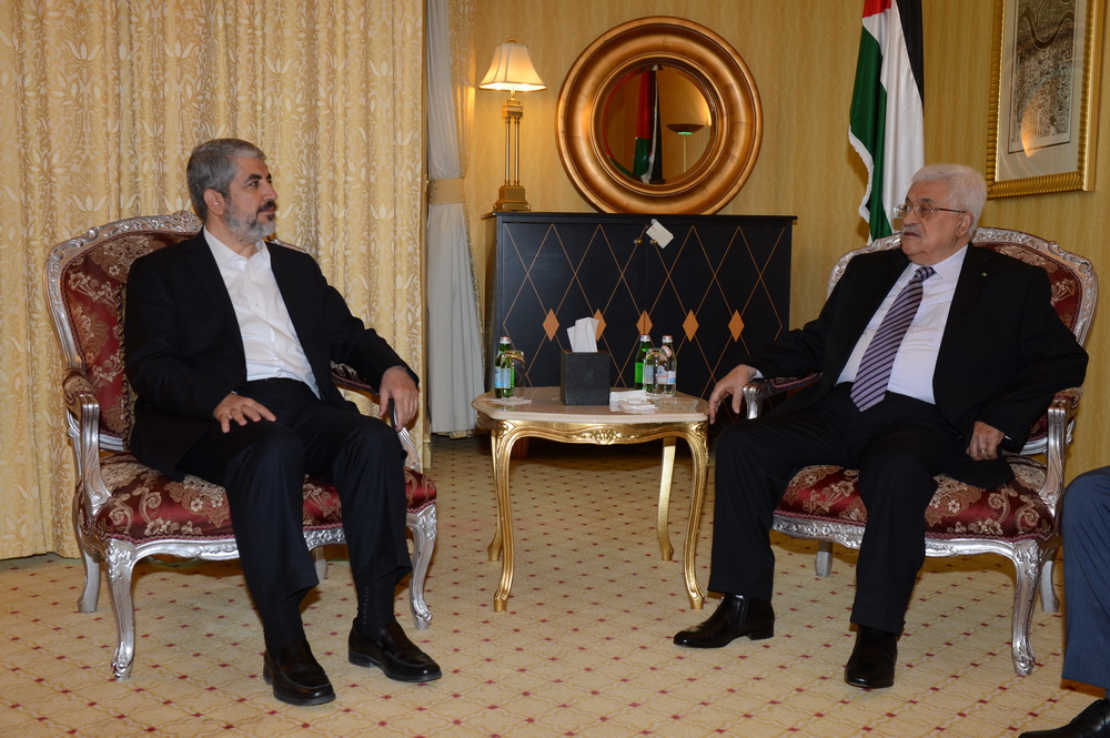 رئيس السلطة الفلسطينية محمود عباس مع رئيس المكتب السياسي لحركة حماس خالد مشعل
