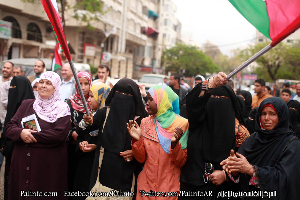 الفلسطينيين خلال مسيرة للتضامن مع الأسرى داخل السجون الصهيونية