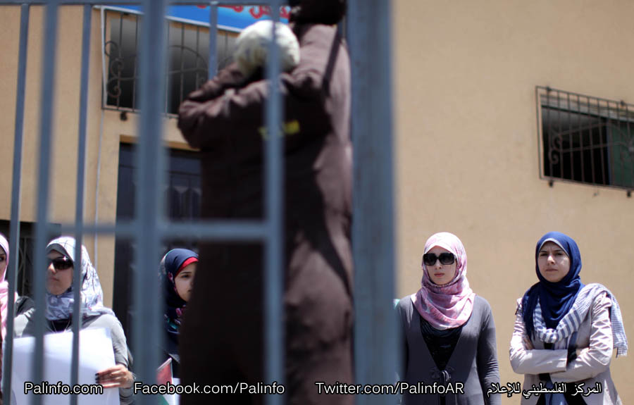 وقفة تضامنية لصحفيين وزارة الإعلام مع الاسرى المضربين عن الطعام في سجون الاحتلال