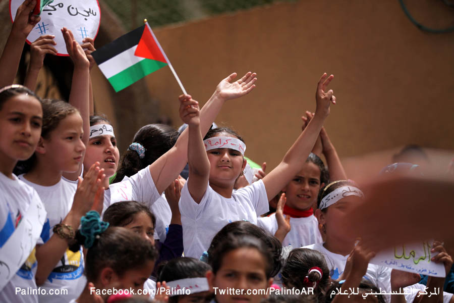 مشاركة أطفال مخيمات مشاعل التحرير في مسيرة تطالب بالافراج عن الأسرى بسجون الاحتلال
