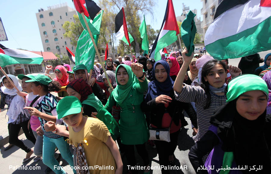 مسيرة نسائية تضامنية مع الاسرى المضربين عن الطعام